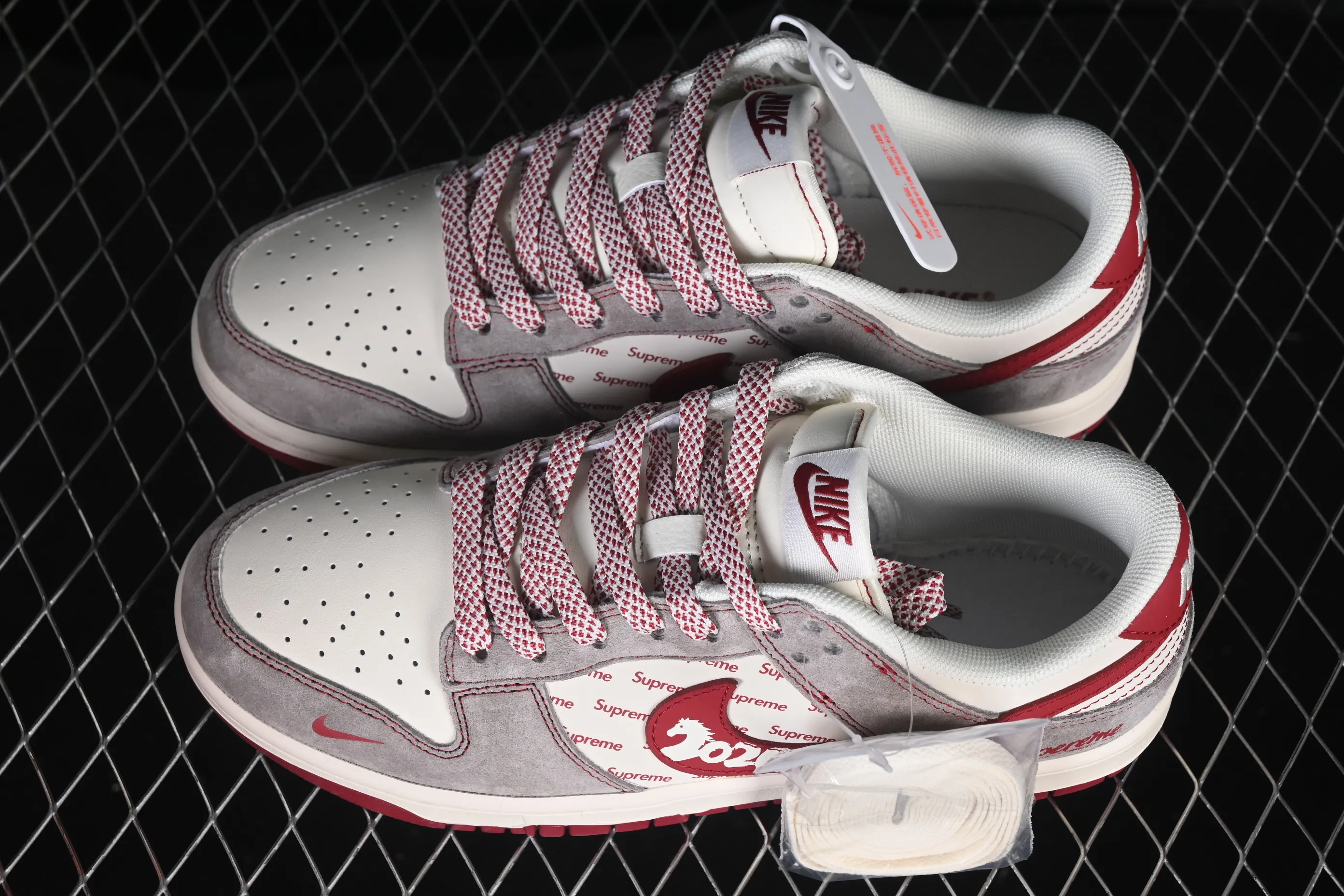 All categories Nk SB Dunk Series Nk SB Dunk Low High-end customized low-top sneakers Nike SB Dunk Low Limited to the Year of the Horse High-end customized low-top casual sneakers JP2026-109